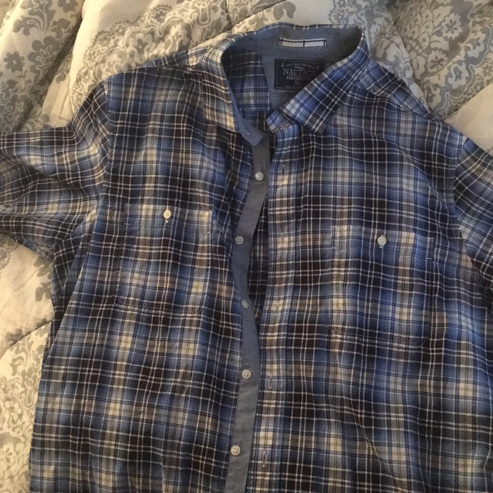 Men’s short sleeve collared, button up shirt